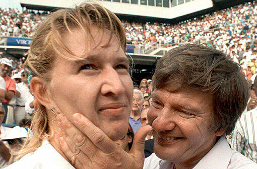 Peter Graf gratuliert seiner Tochter Steffi zum Gewinn der US Open 1989
