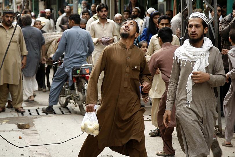 Ein schweres Erdbeben der Stärke 7,7 hat die Hindukusch-Regionen in Afghanistan, Pakistan und Indien erschüttert.