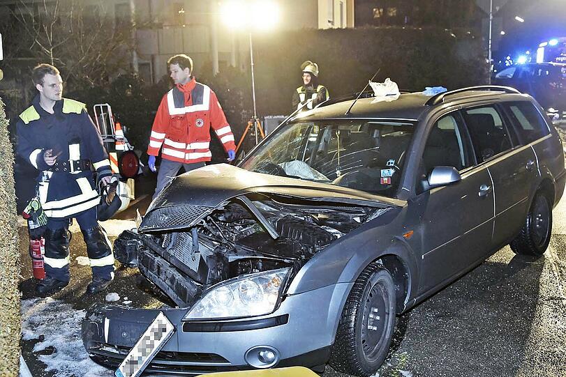 Unschöne Szenen spielten sich bei einem Unfall in Poing ab: Einer Frau wurden die Beine komplett zertrümmert.