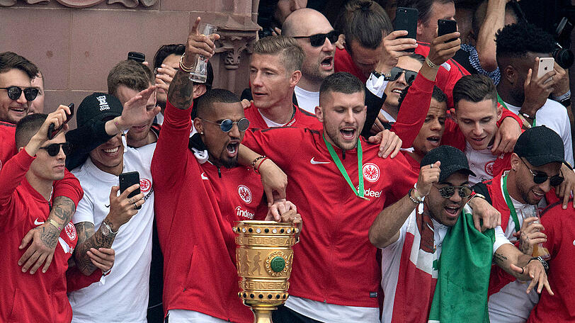 20. Mai 2018: Die Spieler von Eintracht Frankfurt mit Kevin-Prince Boateng und dem Doppeltorschützen Ante Rebic in der Mitte jubeln auf dem Balkon des Römer mit dem Pokal. Eintracht Frankfurt gewinnt das Finale des DFB-Pokals gegen den FC Bayern mit 3:1.