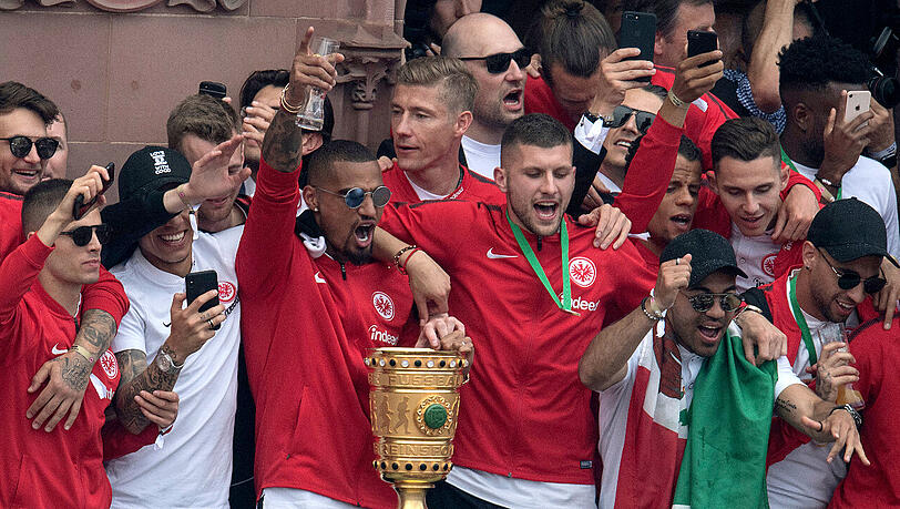 20. Mai 2018: Die Spieler von Eintracht Frankfurt mit Kevin-Prince Boateng und dem Doppeltorschützen Ante Rebic in der Mitte jubeln auf dem Balkon des Römer mit dem Pokal. Eintracht Frankfurt gewinnt das Finale des DFB-Pokals gegen den FC Bayern mit 3:1. 20. Mai 2018: Die Spieler von Eintracht Frankfurt mit Kevin-Prince Boateng und dem Doppeltorschützen Ante Rebic in der Mitte jubeln auf dem Balkon des Römer mit dem Pokal. Eintracht Frankfurt gewinnt das Finale des DFB-Pokals gegen den FC Bayern mit 3:1.