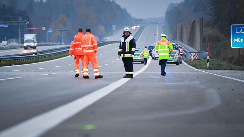 Auf der A8 bei Friedberg wird eine Fußgängerin von mehreren Autos überfahren. (Symbolbild)