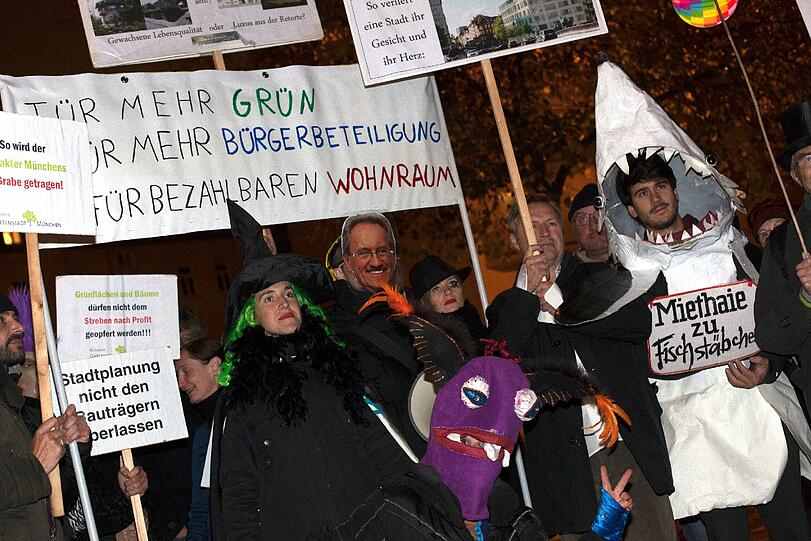 Mit gruseligen Horror-Masken demonstrierten rund 100 Münchner gegen Miet- und Wohnwahnsinn und gegen immer neue Luxusprojekte.