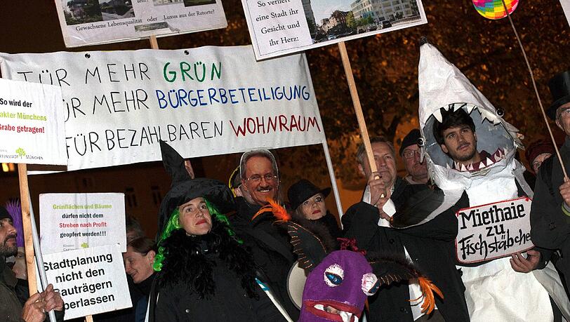 Mit gruseligen Horror-Masken demonstrierten rund 100 Münchner gegen Miet- und Wohnwahnsinn und gegen immer neue Luxusprojekte. Mit gruseligen Horror-Masken demonstrierten rund 100 Münchner gegen Miet- und Wohnwahnsinn und gegen immer neue Luxusprojekte.