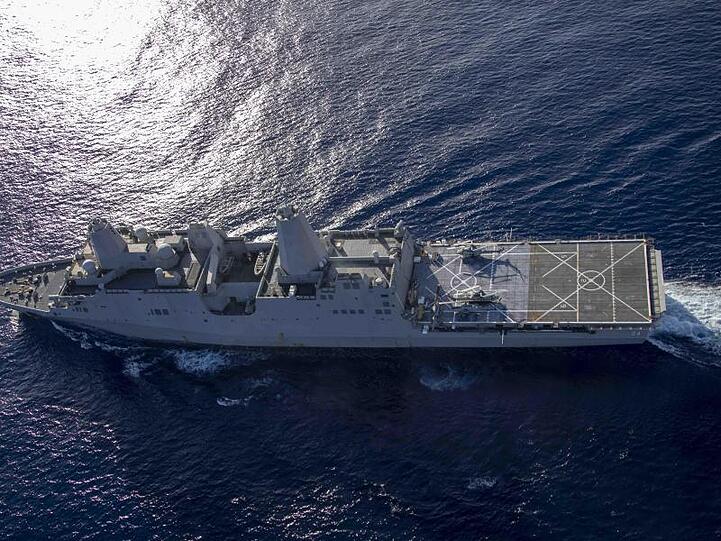 Die "USS Arlington" im Atlantik.