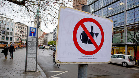 Ein Bild vom vergangenen Winter: Ein Schild weist auf das bestehende Alkoholverbot in München hin.