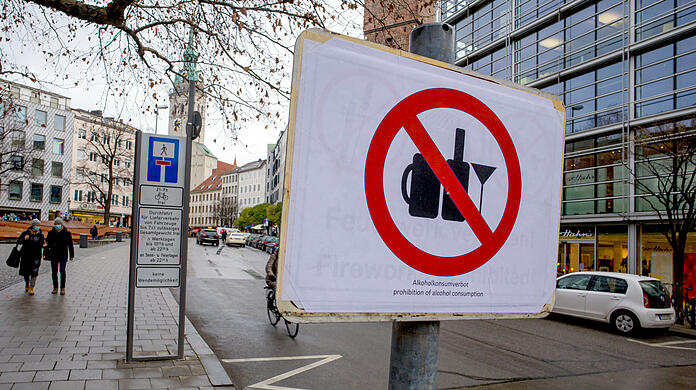 Ein Bild vom vergangenen Winter: Ein Schild weist auf das bestehende Alkoholverbot in München hin.