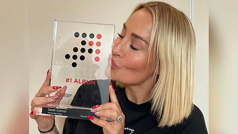 Sarah Connor freut sich über den "Nummer 1 Award" für ihr Album "Not So Silent Night".