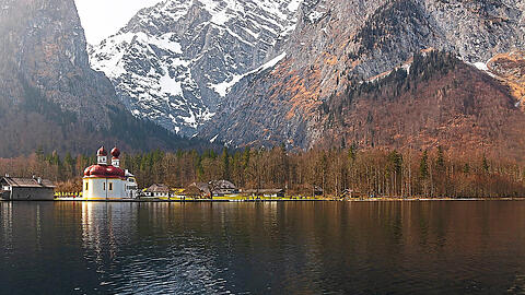 Die Kapelle St. Bartholomä am Königssee vor dem Watzmann.