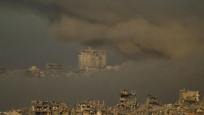 In der Trümmerwüste der Stadt Gaza sollen sich geschätzt noch etwa 500.000 Zivilisten aufhalten. Sie sind den israelischen Angriffen auf Reste der Terrororganisation Hamas weitgehend schutzlos ausgeliefert. Israel fordert sie fast täglich zur Flucht auf, aber viele wollen oder können das nicht mehr. In der Trümmerwüste der Stadt Gaza sollen sich geschätzt noch etwa 500.000 Zivilisten aufhalten. Sie sind den israelischen Angriffen auf Reste der Terrororganisation Hamas weitgehend schutzlos ausgeliefert. Israel fordert sie fast täglich zur Flucht auf, aber viele wollen oder können das nicht mehr.