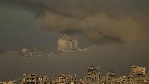 In der Trümmerwüste der Stadt Gaza sollen sich geschätzt noch etwa 500.000 Zivilisten aufhalten. Sie sind den israelischen Angriffen auf Reste der Terrororganisation Hamas weitgehend schutzlos ausgeliefert. Israel fordert sie fast täglich zur Flucht auf, aber viele wollen oder können das nicht mehr.