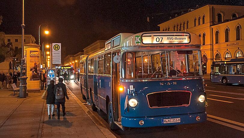 Da geht die Attraktion schon auf dem Weg zum Museum los: Ab 18 Uhr fahren historische Linienbusse im 20-Minuten-Takt zwischen Odeonsplatz und MVG-Museum hin und her. Gestoppt wird am Ostbahnhof, an der Bayerischen Volkssternwarte und am Giesinger Bahnhof. Die Fahrtzeit beträgt in etwa eine halbe Stunde. Da geht die Attraktion schon auf dem Weg zum Museum los: Ab 18 Uhr fahren historische Linienbusse im 20-Minuten-Takt zwischen Odeonsplatz und MVG-Museum hin und her. Gestoppt wird am Ostbahnhof, an der Bayerischen Volkssternwarte und am Giesinger Bahnhof. Die Fahrtzeit beträgt in etwa eine halbe Stunde.