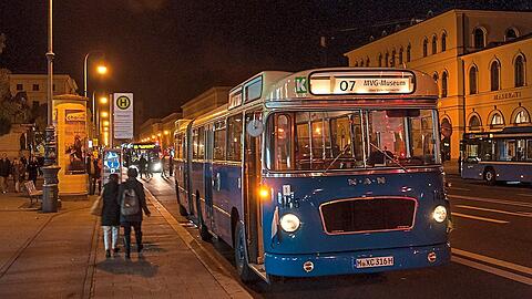 Da geht die Attraktion schon auf dem Weg zum Museum los: Ab 18 Uhr fahren historische Linienbusse im 20-Minuten-Takt zwischen Odeonsplatz und MVG-Museum hin und her. Gestoppt wird am Ostbahnhof, an der Bayerischen Volkssternwarte und am Giesinger Bahnhof. Die Fahrtzeit beträgt in etwa eine halbe Stunde.