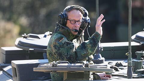 Bundeskanzler Merz im gepanzerten Kampfwagen Boxer.