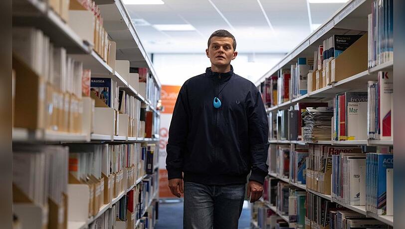 Robert Aramayo verk&ouml;rpert in "Verflucht normal" den Tourette-Aktivisten John Davidson.