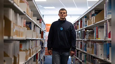 Robert Aramayo verk&ouml;rpert in "Verflucht normal" den Tourette-Aktivisten John Davidson.