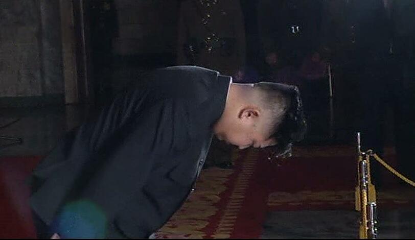 Der Leichnam des verstorbenen nordkoreanisch Diktator Kim Jong Il wurde am Dienstag in einem Glasarg öffentlich aufgebahrt.  Die Bilder von der Trauerfeier!