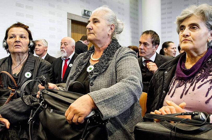 Vor fast 20 Jahren zogen sich niederländische UN-Blauhelmsoldaten aus der muslimischen Enklave Srebrenica zurück, dann töteten serbische Soldaten rund 8000 muslimische Männer und Jungen - über die Schuld wird jetzt erneut verhandelt. Die &bdquo;Mütter von Srebrenica&ldquo; verklagen die Niederlande vor dem Zivilgericht in Den Haag.  niederländischen Staat  Die Regierung sei haftbar für die Ermordung der 8000 Opfer.  Ein Urteil des
Zivilgerichts wird erst in einigen Monaten erwartet.