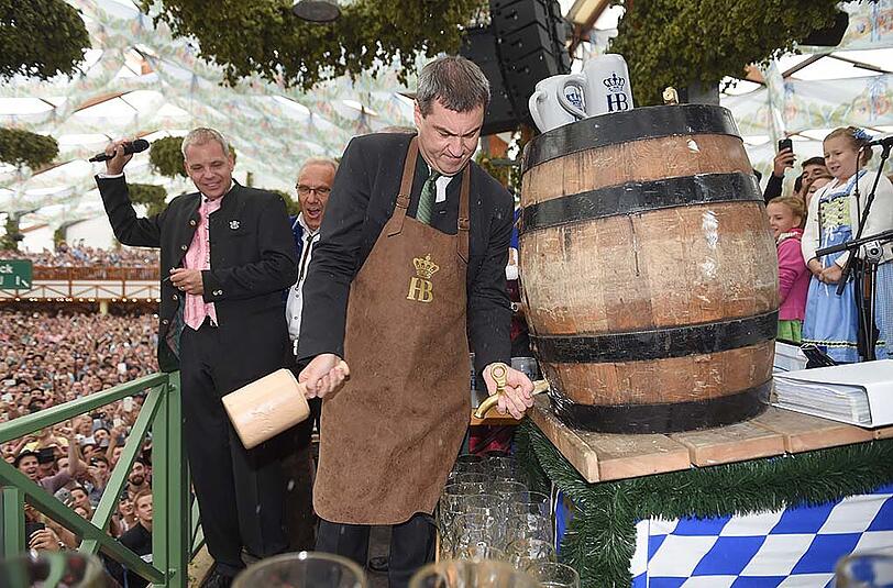 Während Reiter im Schottenhamel-Festzelt das erste Fass anzapfte, wurde Söder im Hofbräu-Zelt diese Ehre zuteil.