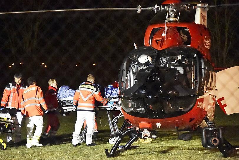 Vollig zerfetzt: Aus diesem Schrotthaufen wurde der Fahrer lebend geborgen. Bilder vom Einsatz in Vaterstetten.