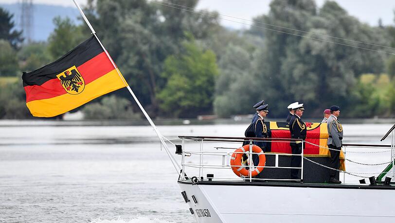 Die MS Mainz fährt mit dem Sarg des Altbundeskanzlers Helmut Kohl auf dem Rhein von Reffenthal nach Speyer. Die MS Mainz fährt mit dem Sarg des Altbundeskanzlers Helmut Kohl auf dem Rhein von Reffenthal nach Speyer.
