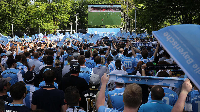 Stimmung pur an der Grünwalder Straße: Die Löwen-Fans beim Public Viewing am Trainingsgelände.