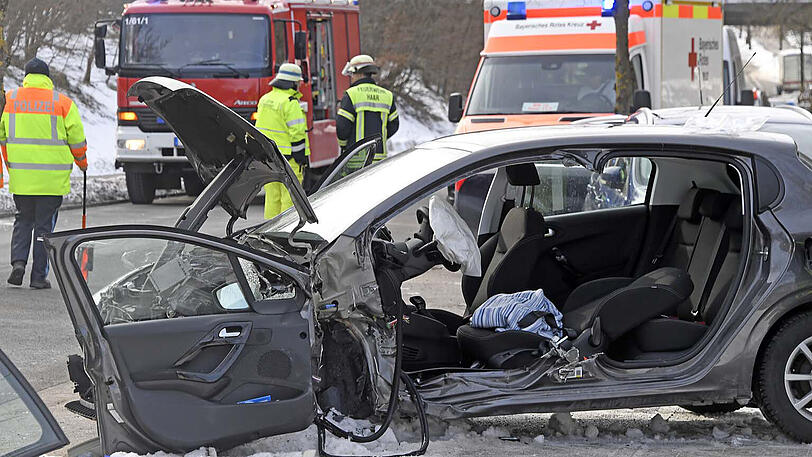 Trümmer an der Unfallstelle - die Bilder vom Bergungseinsatz in Haar.