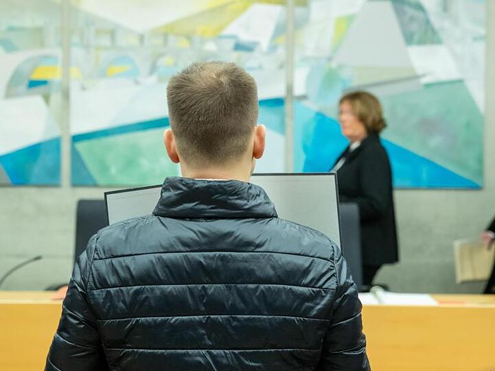 Der wegen Missbrauchs von Kindern angeklagter Logopäde (l) steht im Sitzungssaal im Landgericht. Foto: Daniel Karmann/dpa/Archivbild