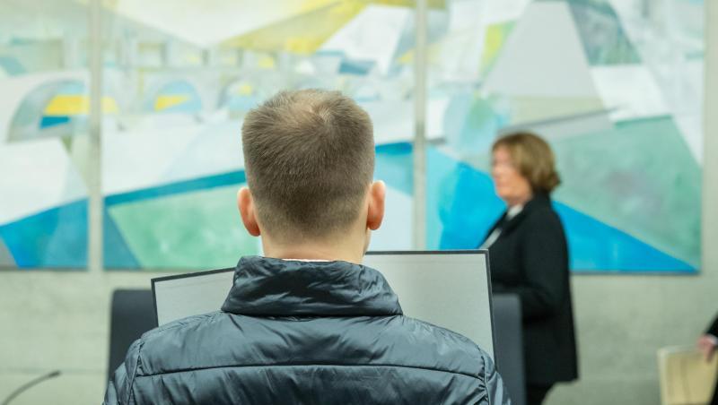 Der wegen Missbrauchs von Kindern angeklagter Logopäde (l) steht im Sitzungssaal im Landgericht. Foto: Daniel Karmann/dpa/Archivbild