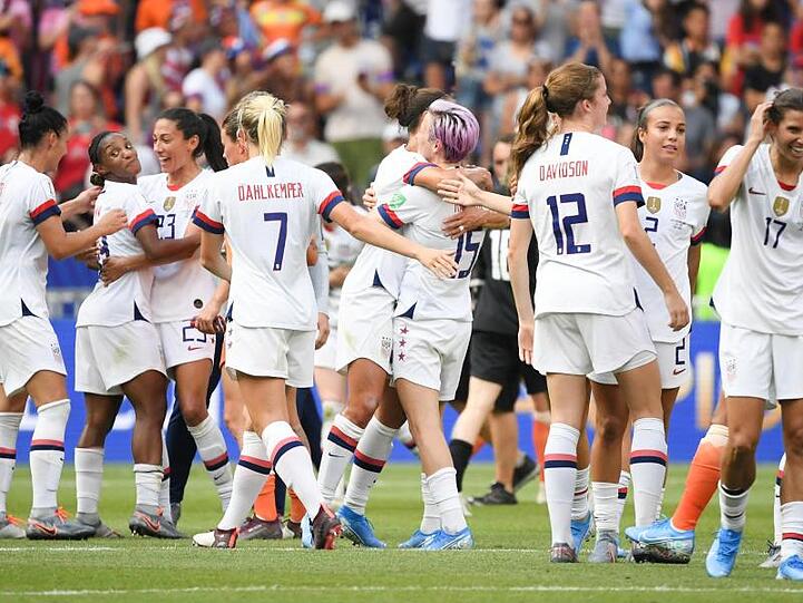 Die US-Spielerinnen, darunter Abby Dahlkemper (4.v.l.), Megan Rapinoe (M), Tierna Davidson (3.v.r.), Mallory Pugh (2.v.r.) und Tobin Heath feiern kurz nach Spielende.