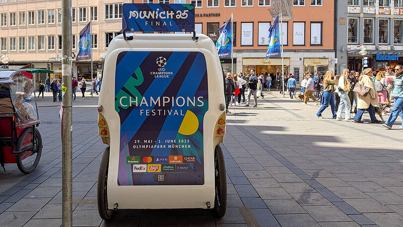 Auf dem Marienplatz wird das Champions Festival im Olympiapark beworben.