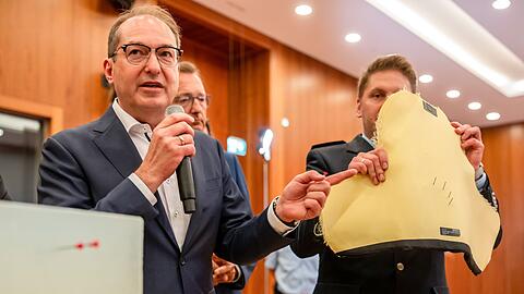 Die Nadeln können auch die Schutzwesten von Sicherheitskräften durchschlagen.