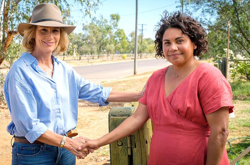 Australiens Premierministerin Rachel Anderson (Rachel Griffiths, links) will von der Popularität von Alex Irving (Deborah Mailman) profitieren. Australiens Premierministerin Rachel Anderson (Rachel Griffiths, links) will von der Popularität von Alex Irving (Deborah Mailman) profitieren.