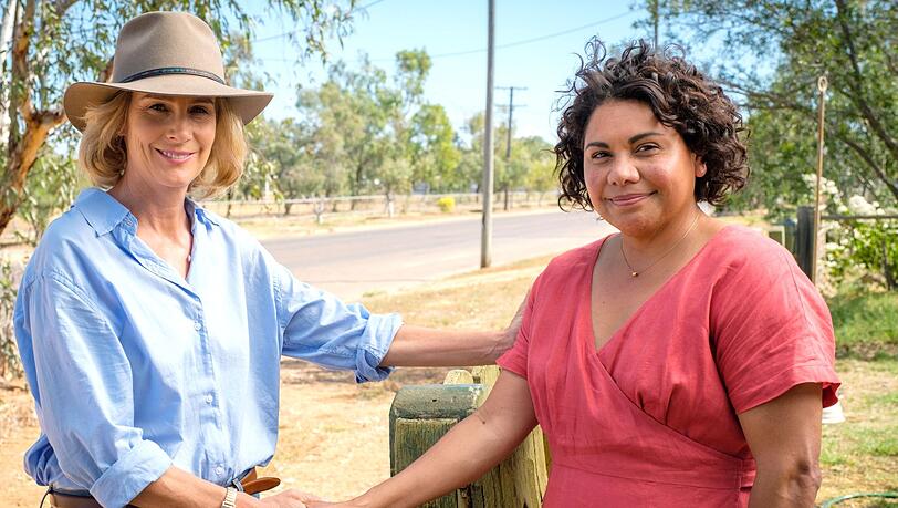 Australiens Premierministerin Rachel Anderson (Rachel Griffiths, links) will von der Popularität von Alex Irving (Deborah Mailman) profitieren. Australiens Premierministerin Rachel Anderson (Rachel Griffiths, links) will von der Popularität von Alex Irving (Deborah Mailman) profitieren.