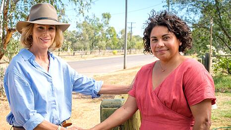 Australiens Premierministerin Rachel Anderson (Rachel Griffiths, links) will von der Popularit&auml;t von Alex Irving (Deborah Mailman) profitieren.