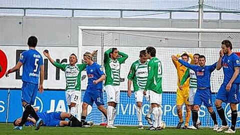 Die einzige Szene, in der so eine Art von Aufregung herrschte: Sami Allagui (Mitte) hatte versehentlich Sören Gonther (am Boden) getreten, Schiri Tobias Welz pfiff Elfer.