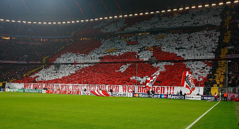 Die Bayern haben am Mittwoch im Champions League-Spiel gegen Neapel nicht nur auf dem Platz, sondern auch auf den Rängen richtig losgelegt. Mit einer beeindruckenden Choreographie und lautstarker Unterstützung peitschten die Fans ihr Team zum Sieg gegen Neapel.