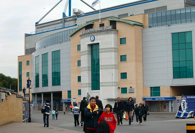 Die Heimat des FC Chelsea ist die Stamford Bridge &ndash; auch wenn das Stadion gar nicht in Chelsea liegt, sondern im westlich gelegenen, weniger noblen Fulham. Gegründet wurde der Verein am 10. März 1906 in London. Die Farben des Klubs sind Blau-Weiß.