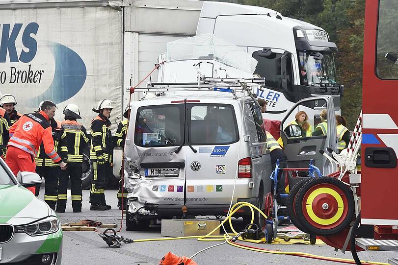 Bei dem Unfall auf der A995 wurde ein Mann verletzt. Die Bilder vom Rettungseinsatz!
