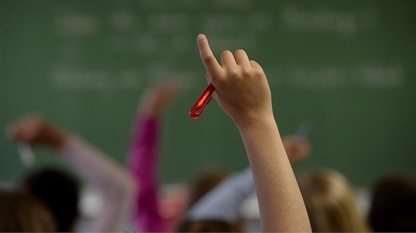 Ein pensionierter Lehrer aus Unterfranken soll seine Macht ausgenutzt und eine Schülerin sexuell missbraucht haben.