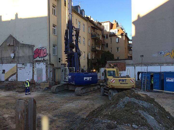 Der blaue Bohrer presst die Pfähle metertief in die Erde.