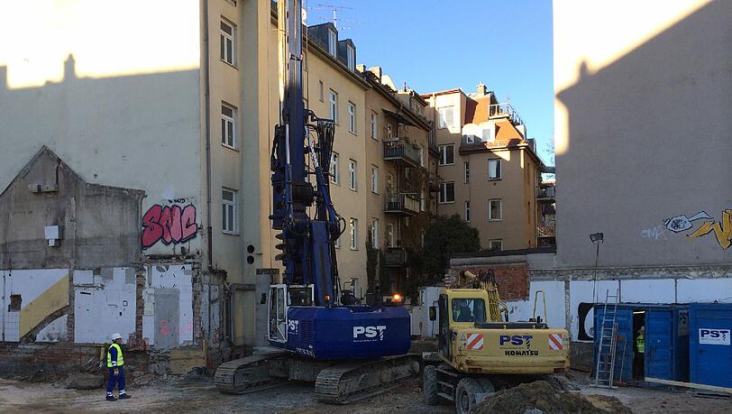 Der blaue Bohrer presst die Pfähle metertief in die Erde. Der blaue Bohrer presst die Pfähle metertief in die Erde.
