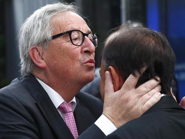 Daran wird man sich bei Jean-Claude Juncker immer erinnern: Der scheidende EU-Kommissionspräsident küsst beim EU-Gipfel mal wieder jemanden auf die Stirn.
