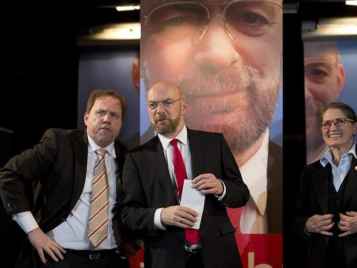 Axel Krauße (l-r), Sebastian Schäfer und Gundi-Anna Schick brillieren in "Die Schulz-Story".
