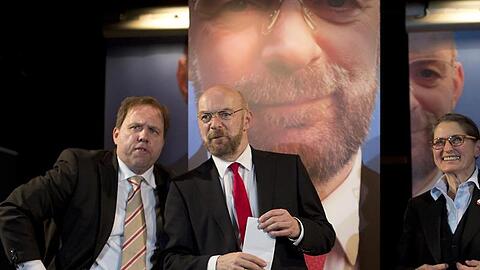 Axel Krauße (l-r), Sebastian Schäfer und Gundi-Anna Schick brillieren in "Die Schulz-Story".