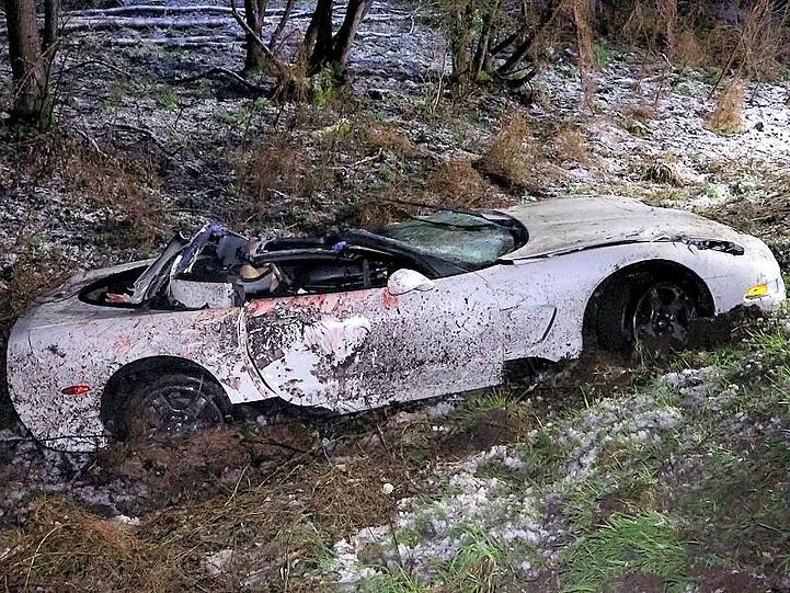 Das Dach des Sportwagens ist nach dem Unfall bei Gernsheim abgerissen.