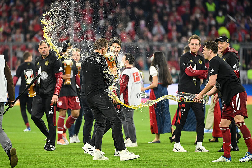 Bierduschen & Humba Tätärä – die Bilder von der Meisterfeier direkt nach Abpfiff in der Allianz Arena.