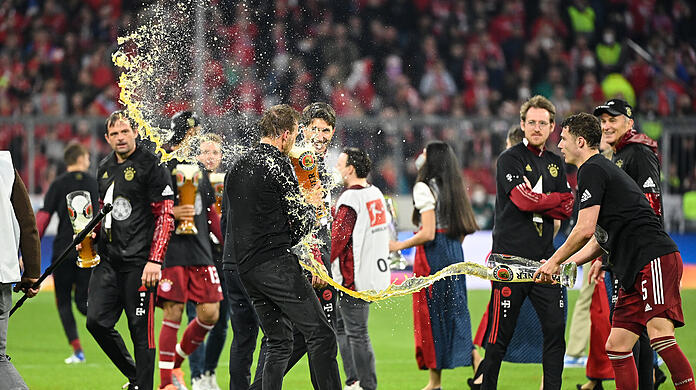 Bierduschen & Humba Tätärä – die Bilder von der Meisterfeier direkt nach Abpfiff in der Allianz Arena.