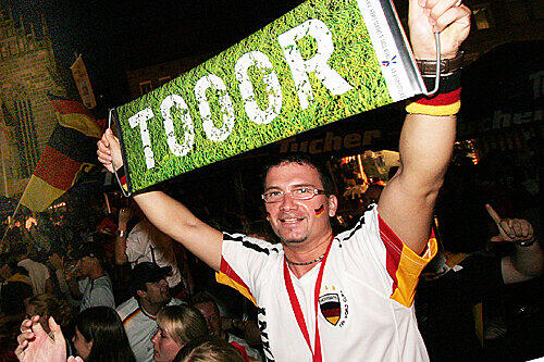 Da kommt Stimmung auf! Gemeinsames Fussball-gucken in der Kneipe. Nach dem Willen der UEFA sollen die Wirte dafür kräftig zahlen.