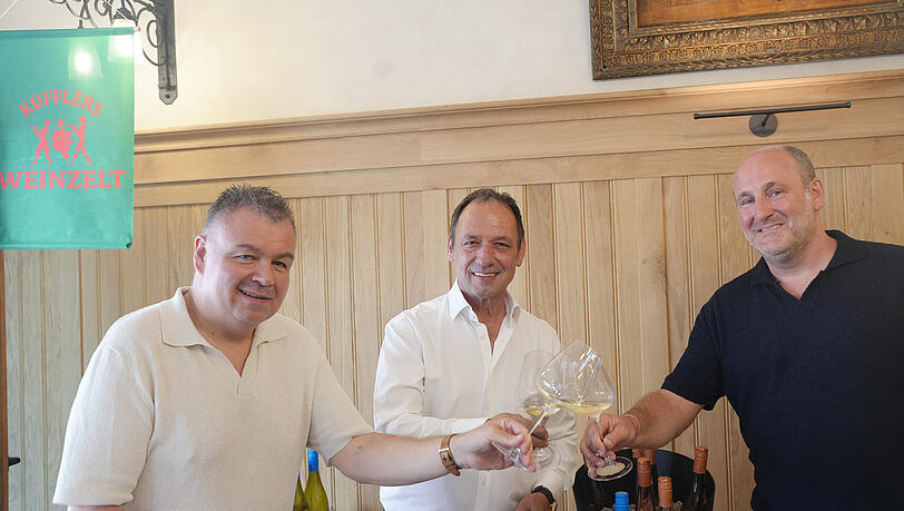 Markus Molitor (M.), Winzer des neuen Hausweins, mit Sebastian Kuffler (r.) und Chef-Einkäufer René Pfaff. Markus Molitor (M.), Winzer des neuen Hausweins, mit Sebastian Kuffler (r.) und Chef-Einkäufer René Pfaff.